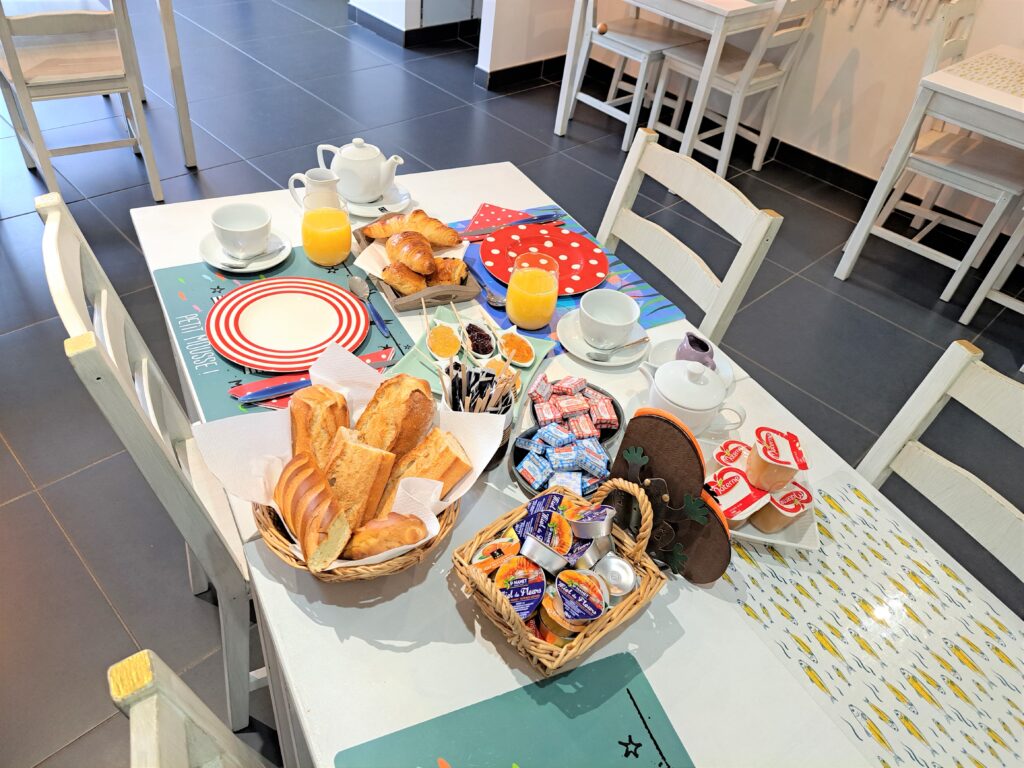 Un petit déjeuner continental au relais de la plume