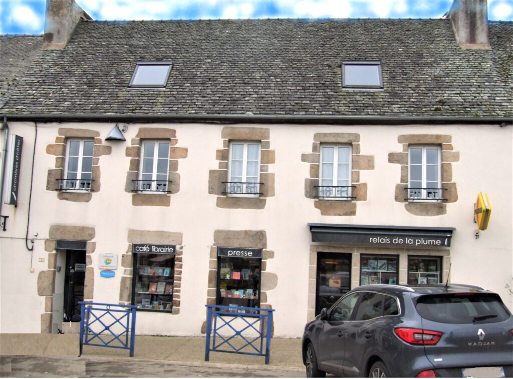 Un ancien hôtel rénové en chambres d 'ôtes à Plougasnou